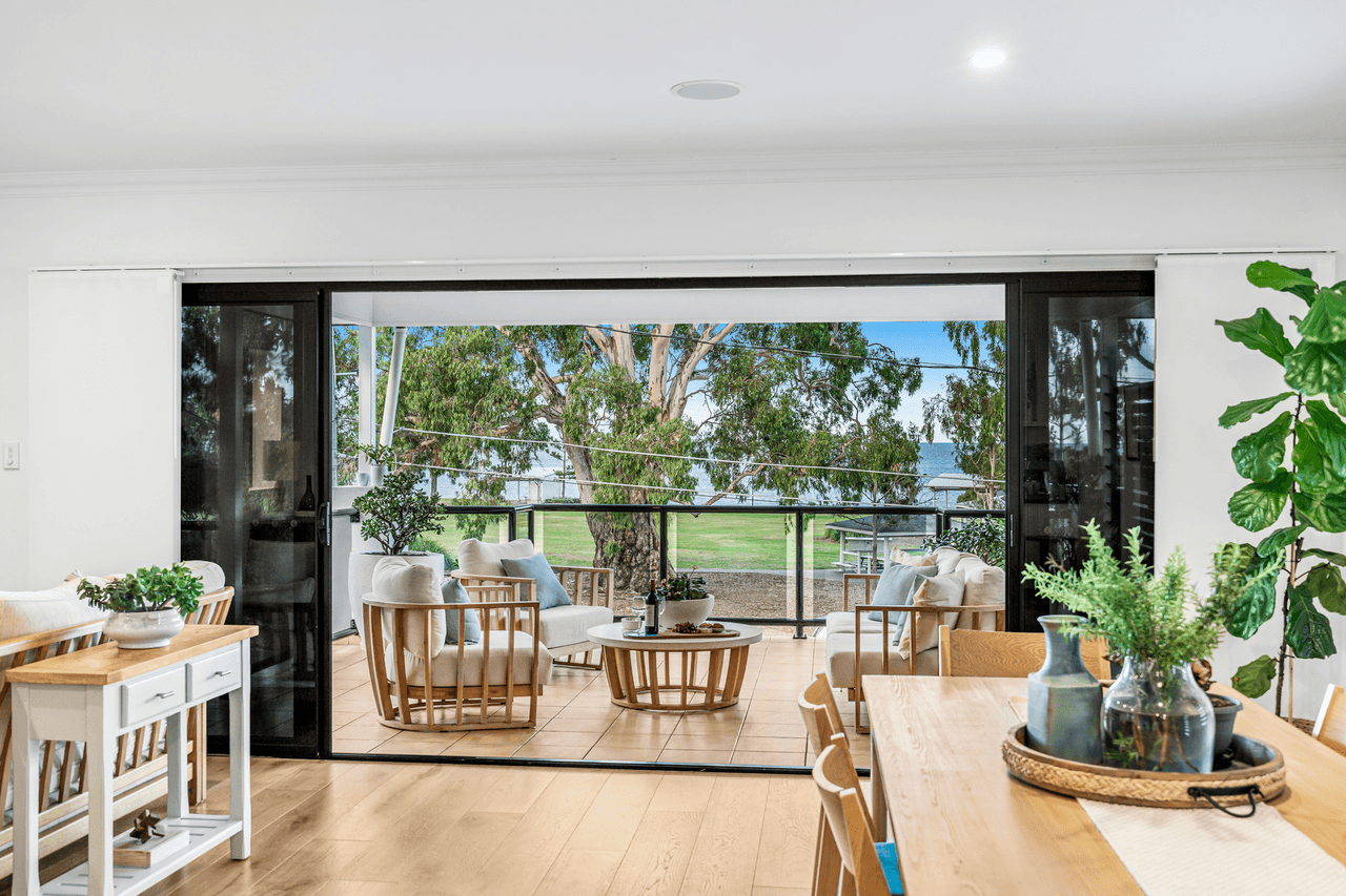 693 Esplanade, Lota, QLD 4179