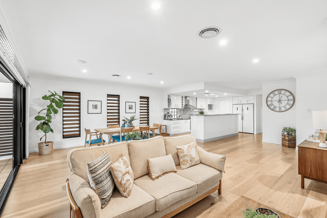 693 Esplanade, Lota, QLD 4179