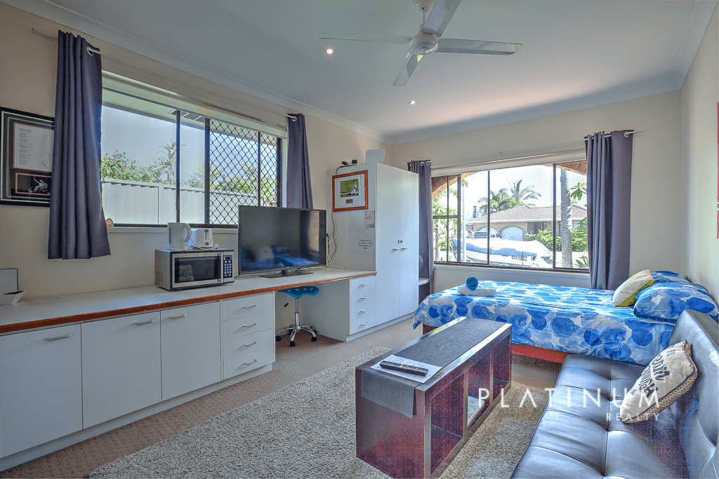 9 Rudder Court, MERMAID WATERS, QLD 4218