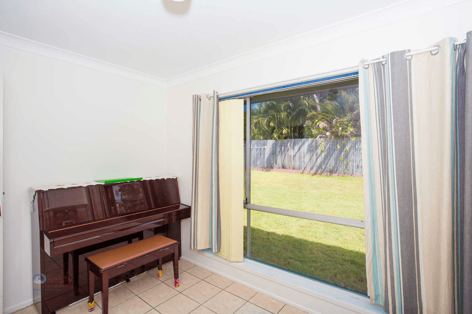 160 CURRUMBURRA ROAD, ASHMORE, QLD 4214