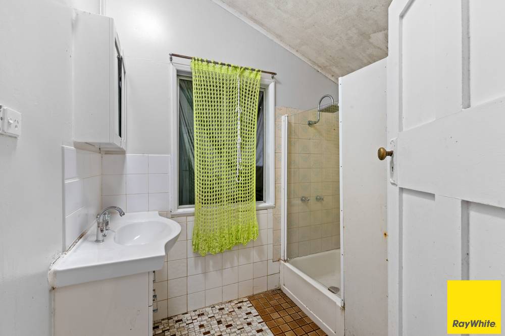 8 Feldt Street, FLYING FISH POINT, QLD 4860