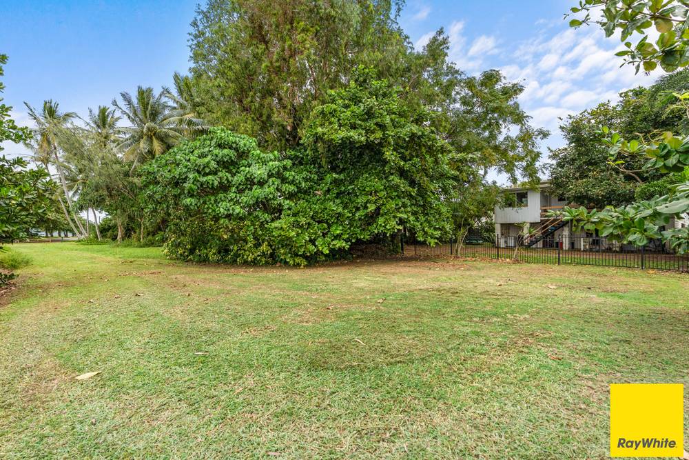 8 Feldt Street, FLYING FISH POINT, QLD 4860