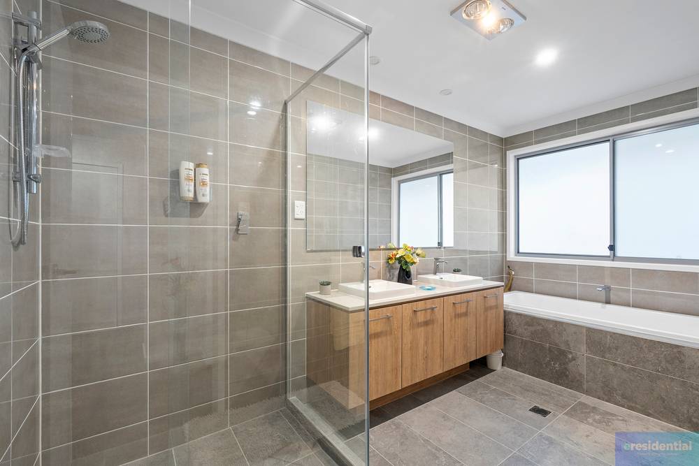 98 Lake Serenity Boulevard, Helensvale, QLD 4212