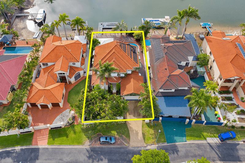 8 Folkstone Place, RUNAWAY BAY, QLD 4216