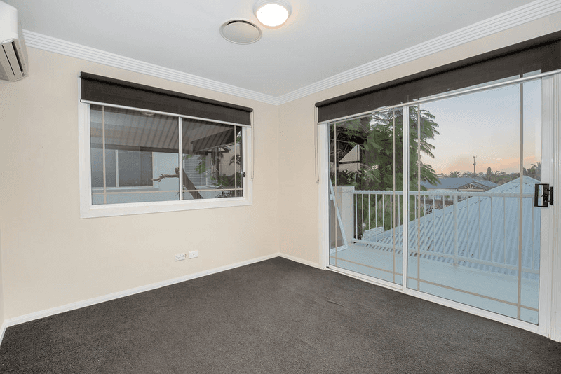 8 Folkstone Place, RUNAWAY BAY, QLD 4216