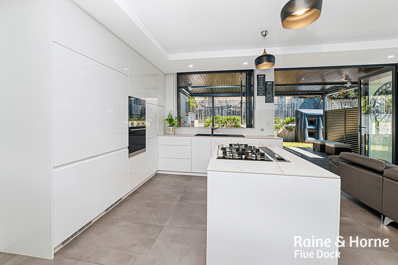 2/10 Burns Crescent, CHISWICK, NSW 2046