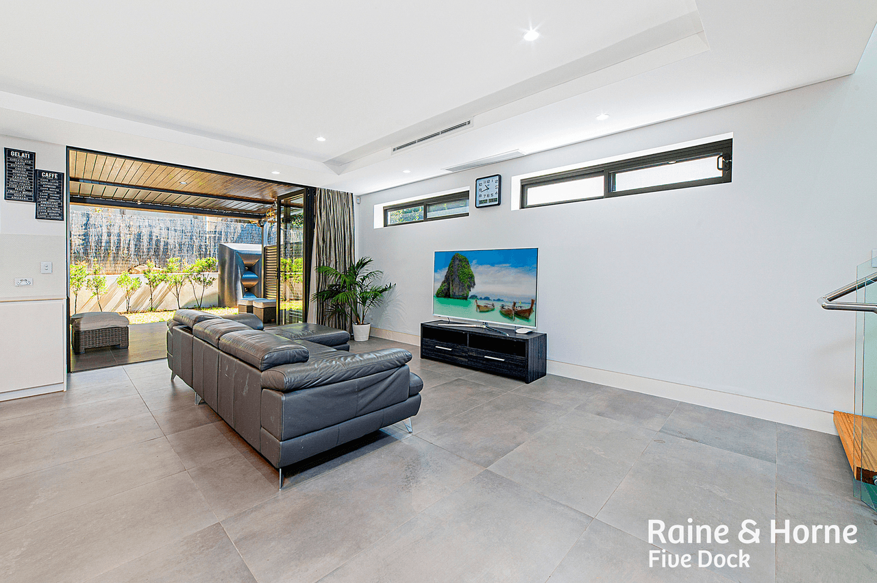 2/10 Burns Crescent, CHISWICK, NSW 2046