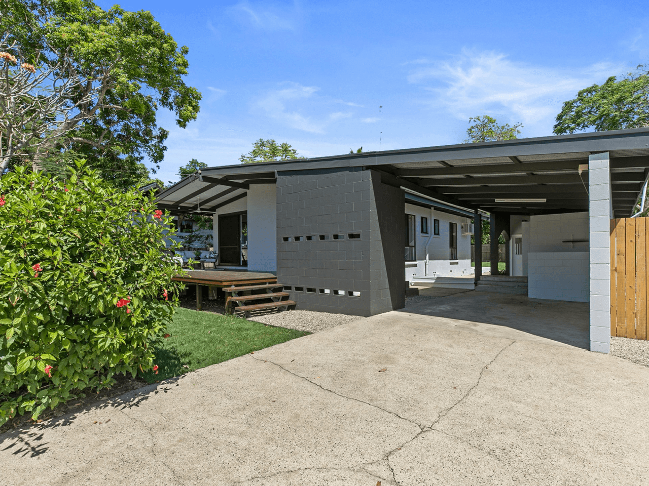 7 Tamarind Street, HOLLOWAYS BEACH, QLD 4878