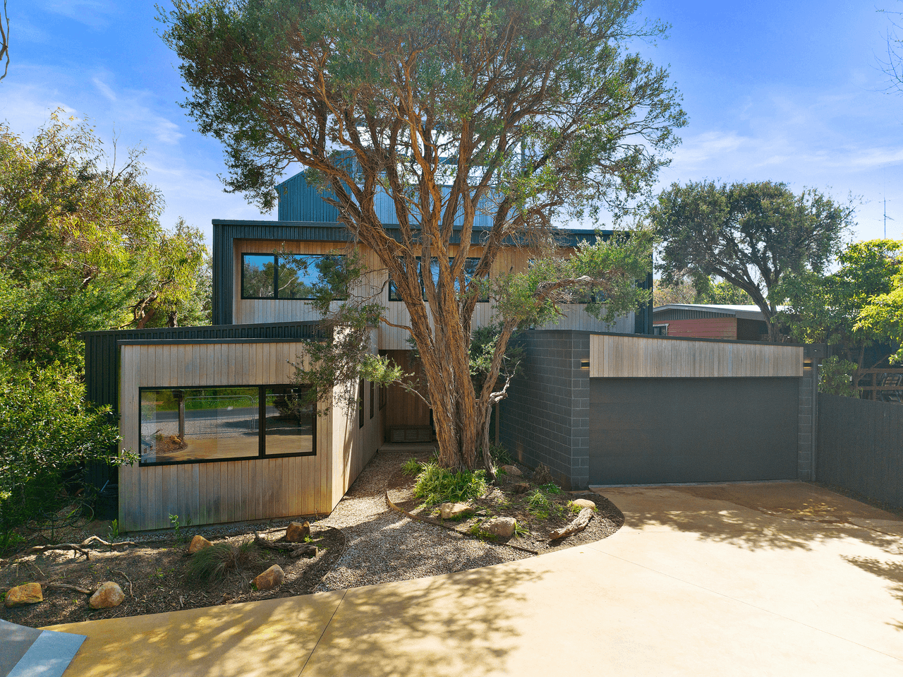 192 Surf Parade, INVERLOCH, VIC 3996