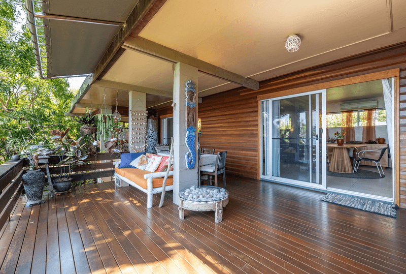 16 Coral Esplanade, CANNONVALE, QLD 4802