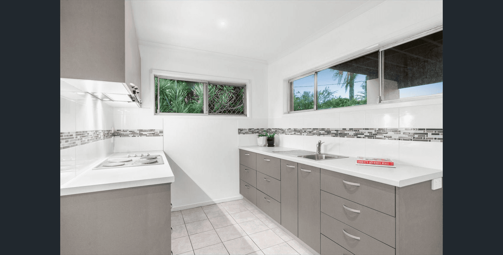 19 OAKLEY STREET, MANLY, QLD 4179