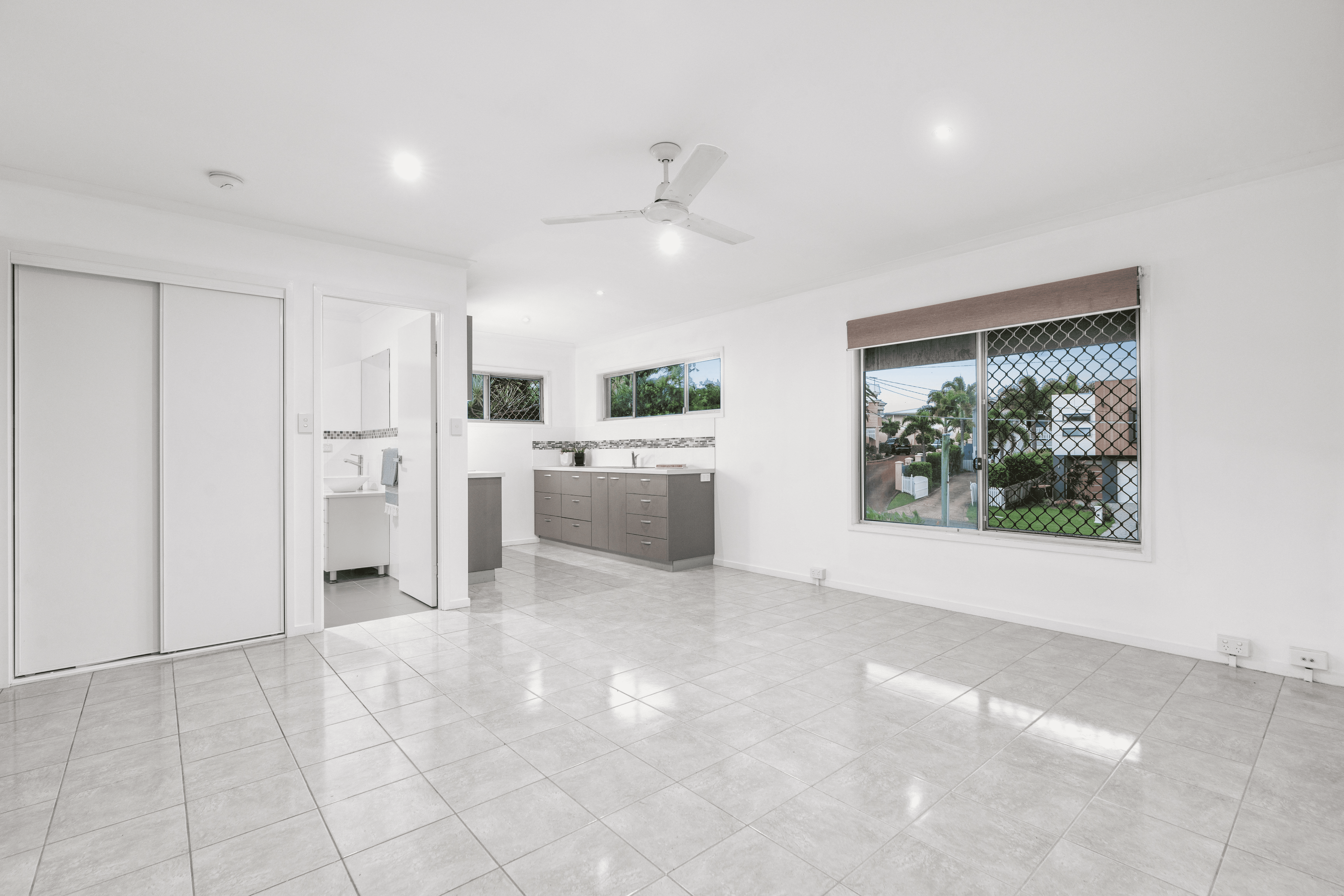 19 OAKLEY STREET, MANLY, QLD 4179