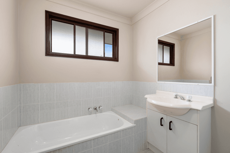 19 Cosmos Court, ELANORA, QLD 4221