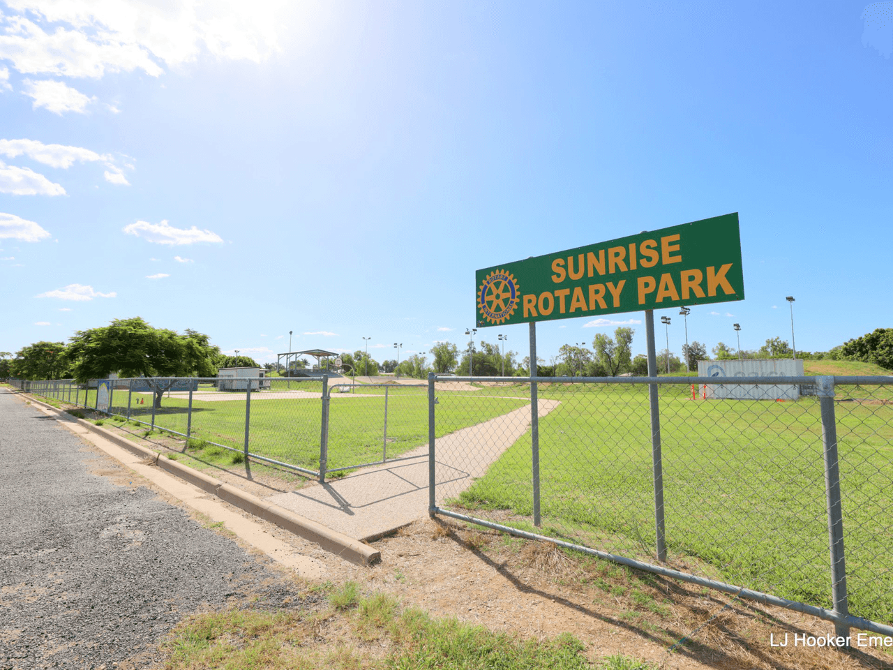 8 Vicki Close, EMERALD, QLD 4720