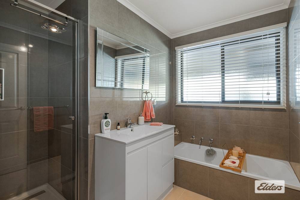 24 Clarke Street, Howlong, NSW 2643