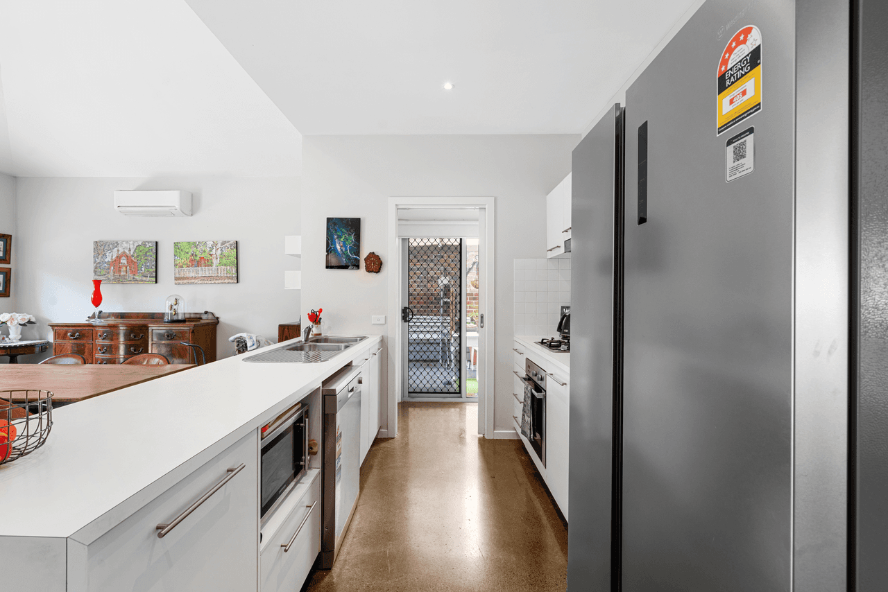 22 Hawthorn Way, CAROLINE SPRINGS, VIC 3023