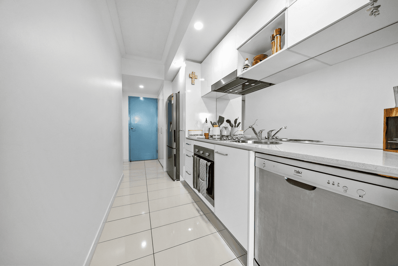 305/33-37 Madang Crescent, RUNAWAY BAY, QLD 4216