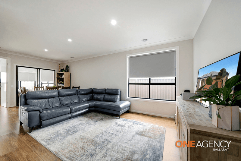 2/17 Masters Drive, Winter Valley, VIC 3358