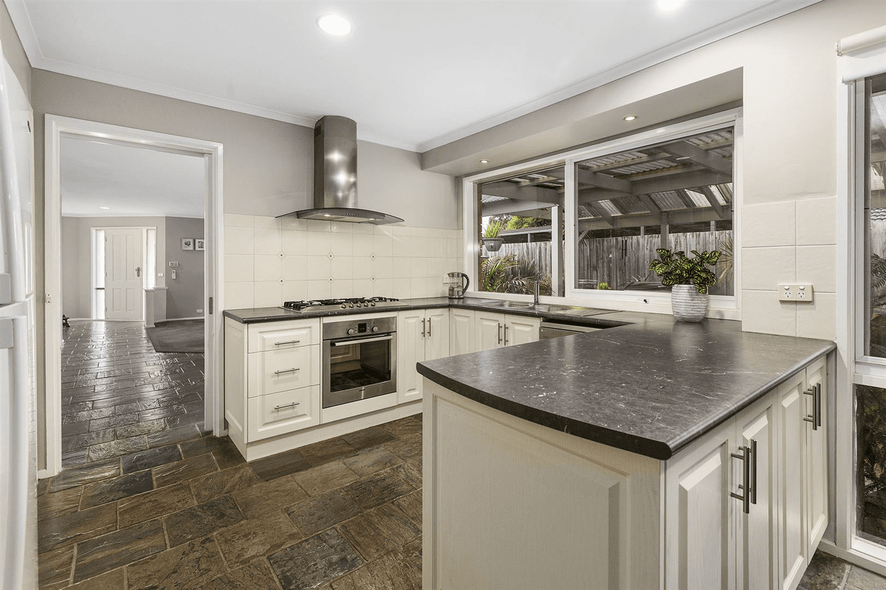 18 Lakesfield Drive, Lysterfield, VIC 3156
