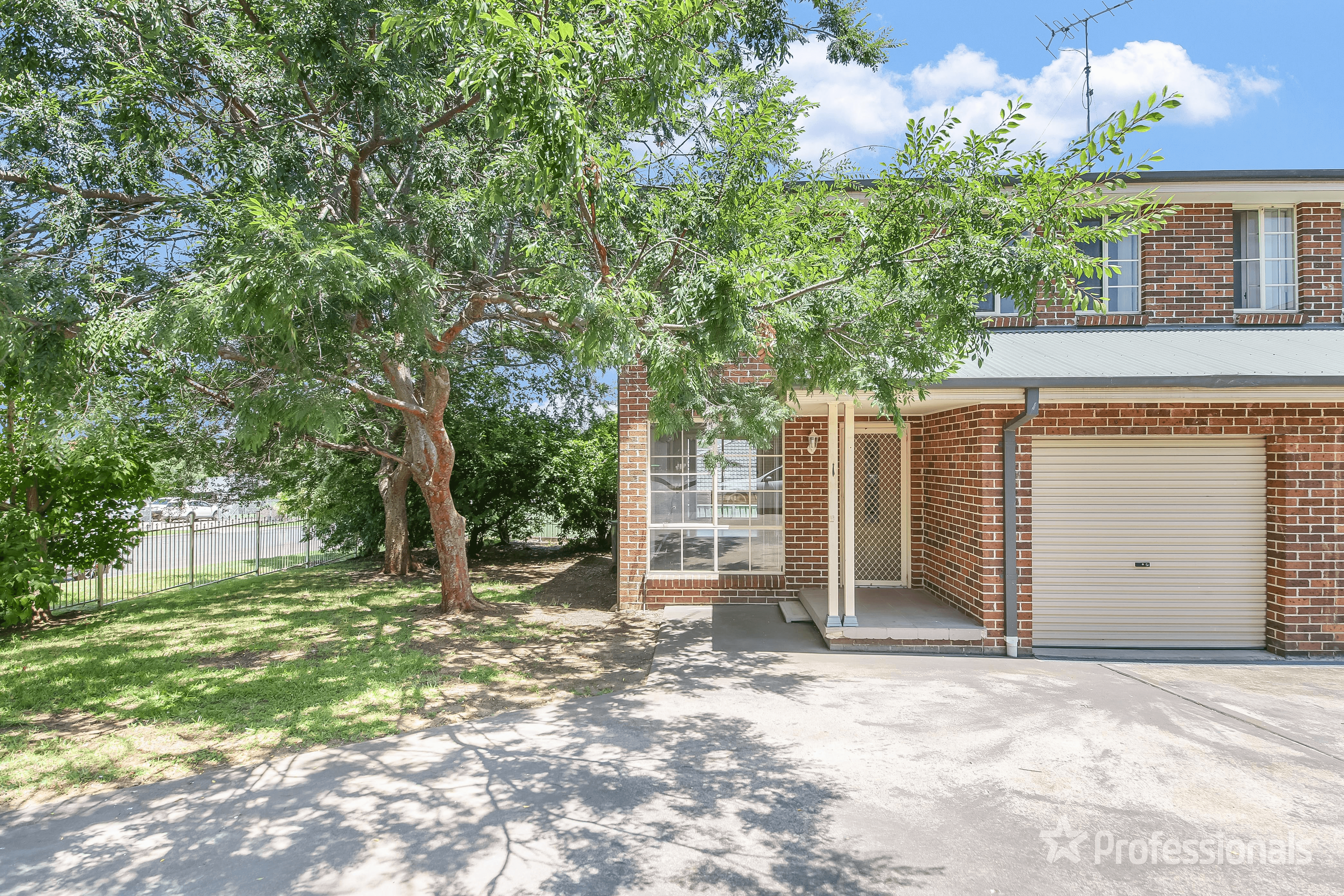 1/1A McIntosh Street, THE OAKS, NSW 2570