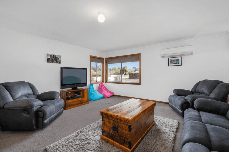 4  Holland Street, EUROA, VIC 3666