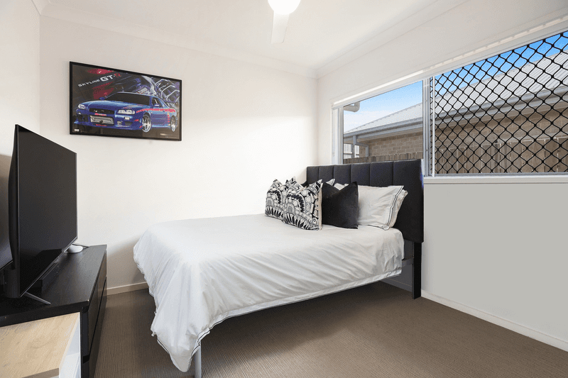 4 Arundel Springs Avenue, ARUNDEL, QLD 4214