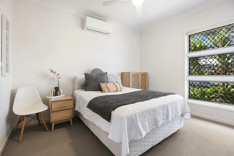 4 Arundel Springs Avenue, ARUNDEL, QLD 4214