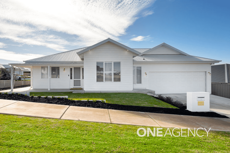 2 GASNIER LOOP, BOOROOMA, NSW 2650