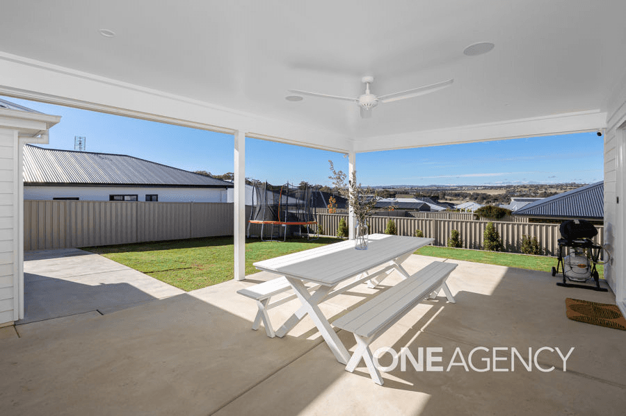 2 GASNIER LOOP, BOOROOMA, NSW 2650