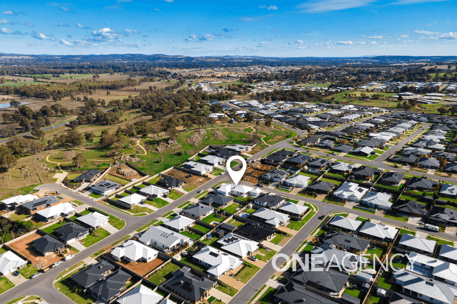 2 GASNIER LOOP, BOOROOMA, NSW 2650