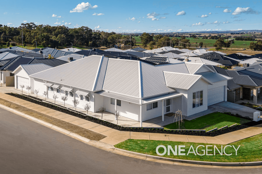 2 GASNIER LOOP, BOOROOMA, NSW 2650