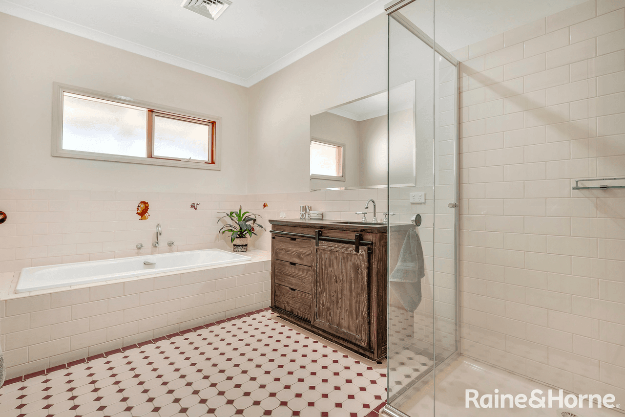 4 Grandview Close, RIDDELLS CREEK, VIC 3431