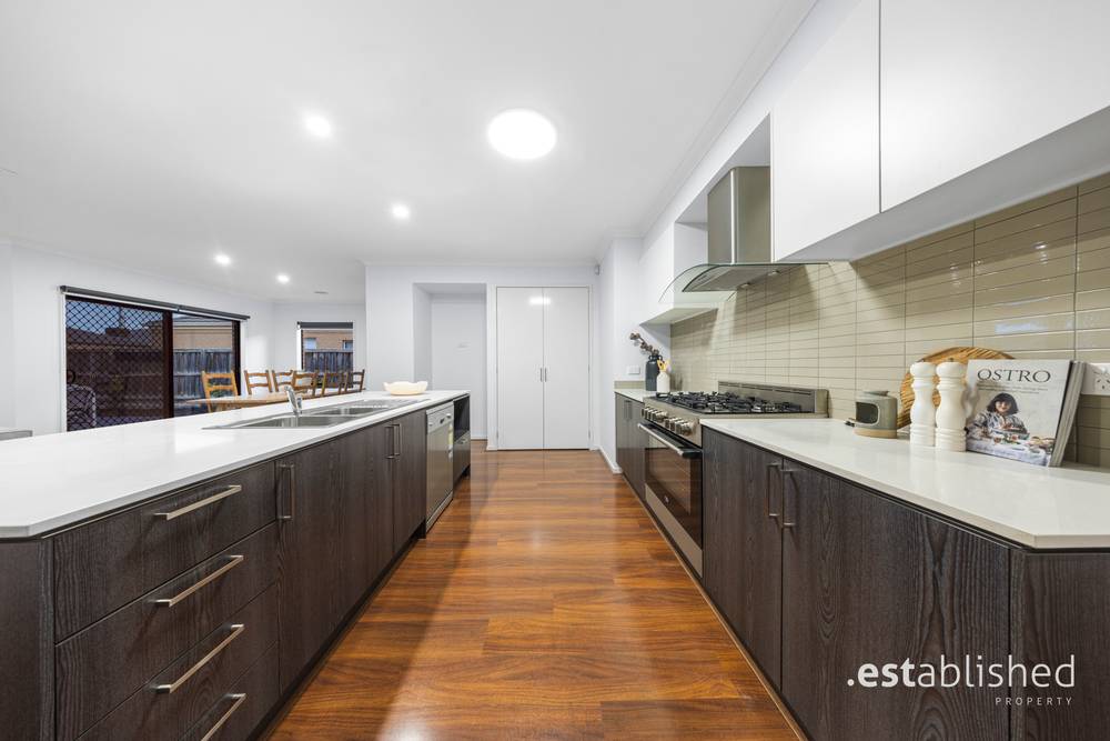24 Haslewood Street, POINT COOK, VIC 3030