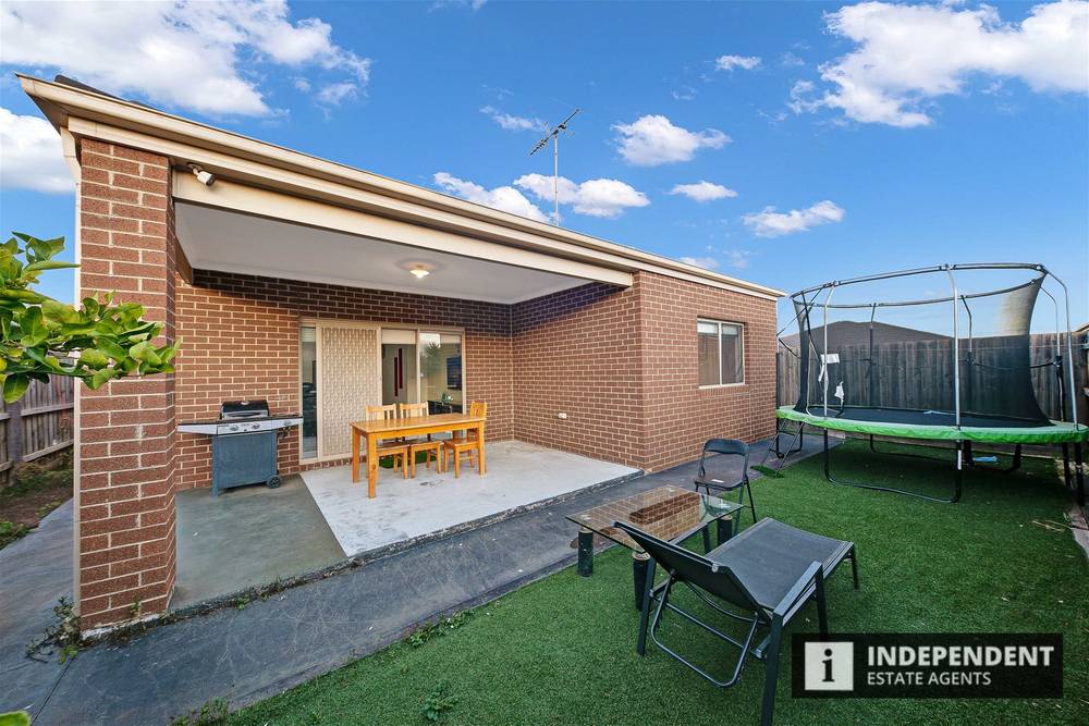 16 Hedgerow  Avenue, BROOKFIELD, VIC 3338