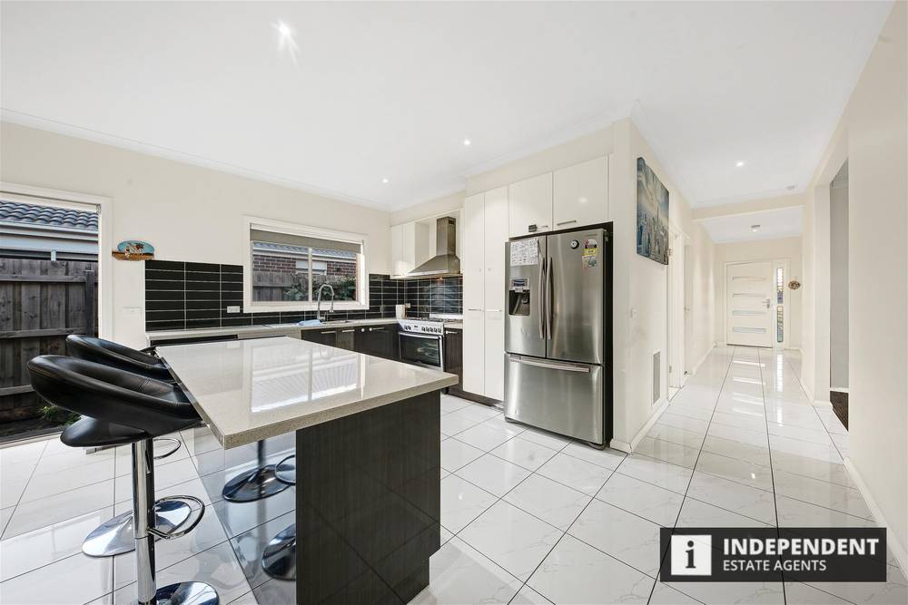 16 Hedgerow  Avenue, BROOKFIELD, VIC 3338