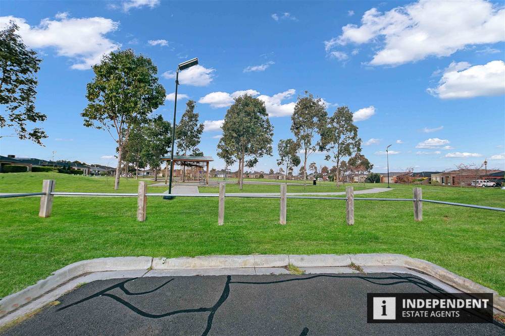 16 Hedgerow  Avenue, BROOKFIELD, VIC 3338