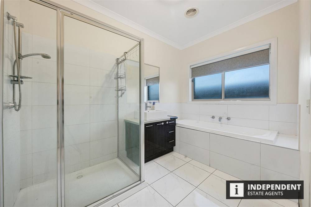 16 Hedgerow  Avenue, BROOKFIELD, VIC 3338