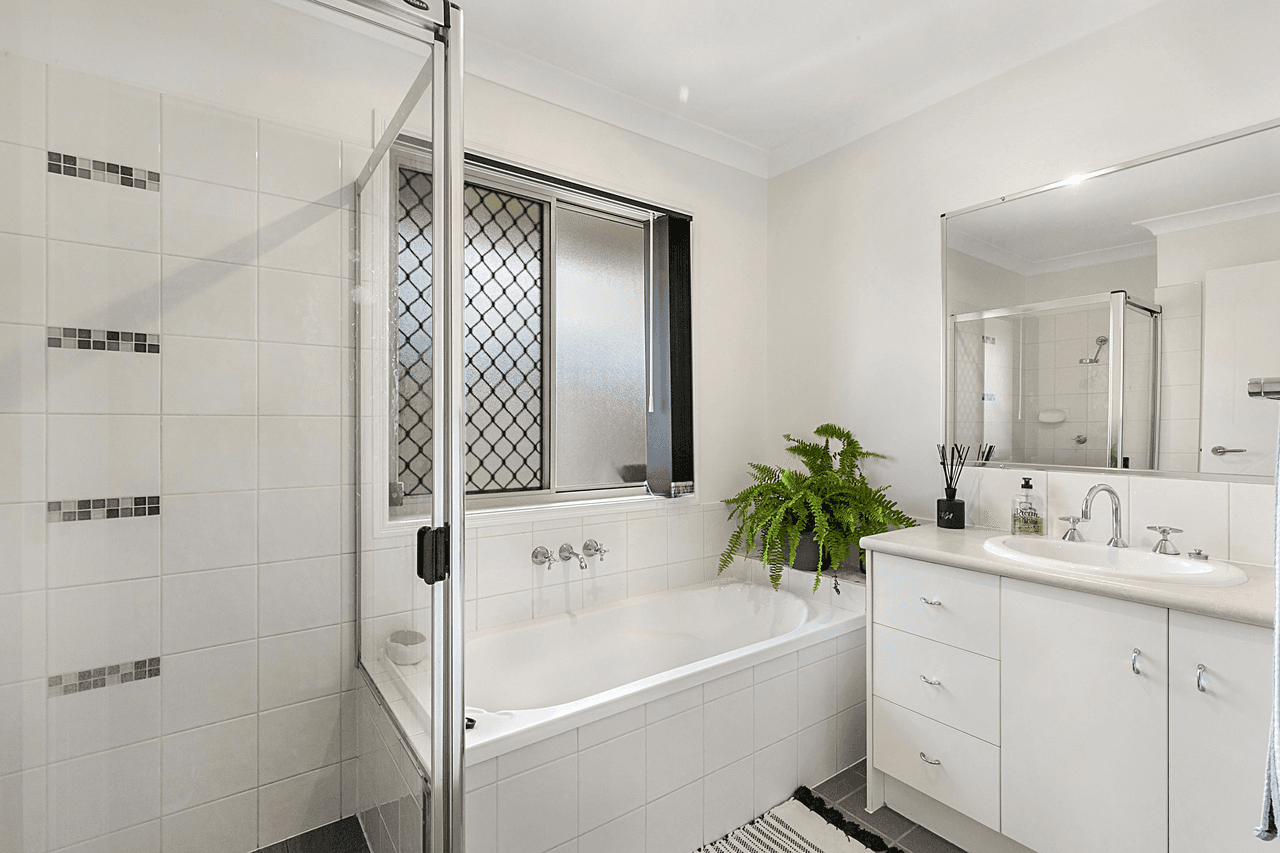2 Rhiannon Drive, FLINDERS VIEW, QLD 4305
