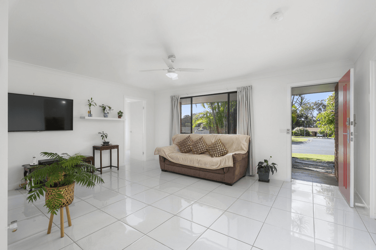 8 Gatton Court, HELENSVALE, QLD 4212