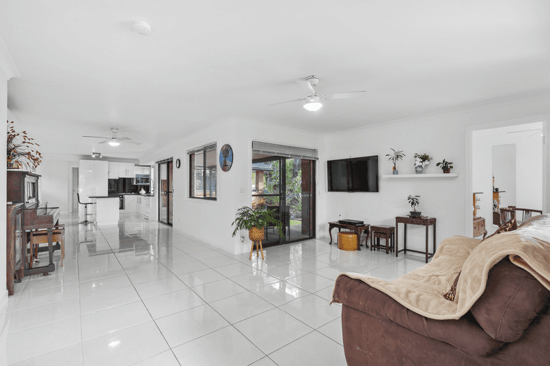 8 Gatton Court, HELENSVALE, QLD 4212