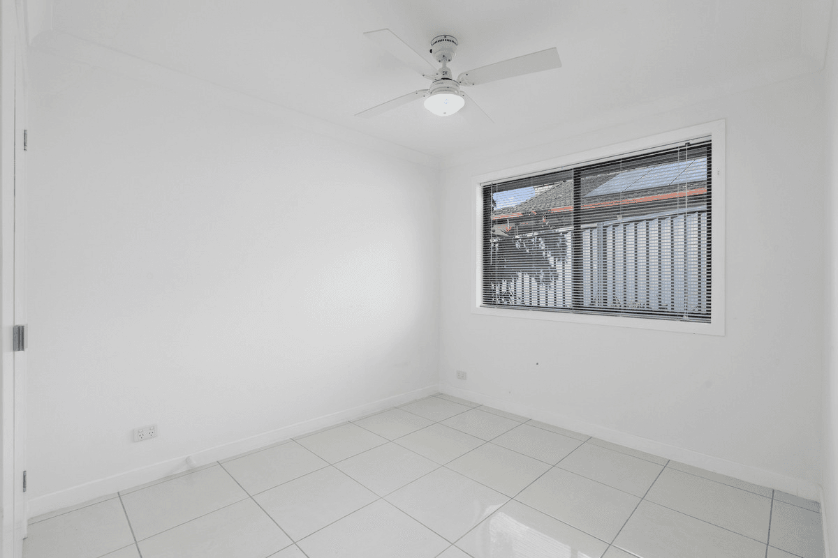 8 Gatton Court, HELENSVALE, QLD 4212