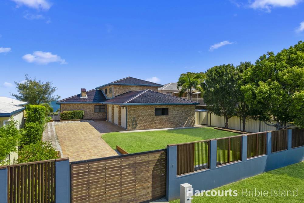 7 Clark Terrace, SANDSTONE POINT, QLD 4511