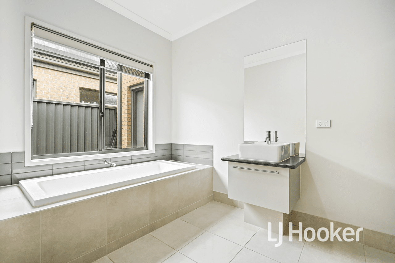 13 Rannoch Street, CRANBOURNE EAST, VIC 3977