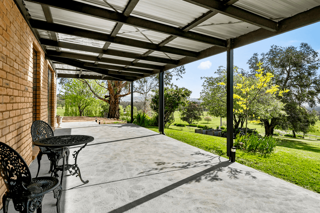 108 Curries Lane, EUROA, VIC 3666