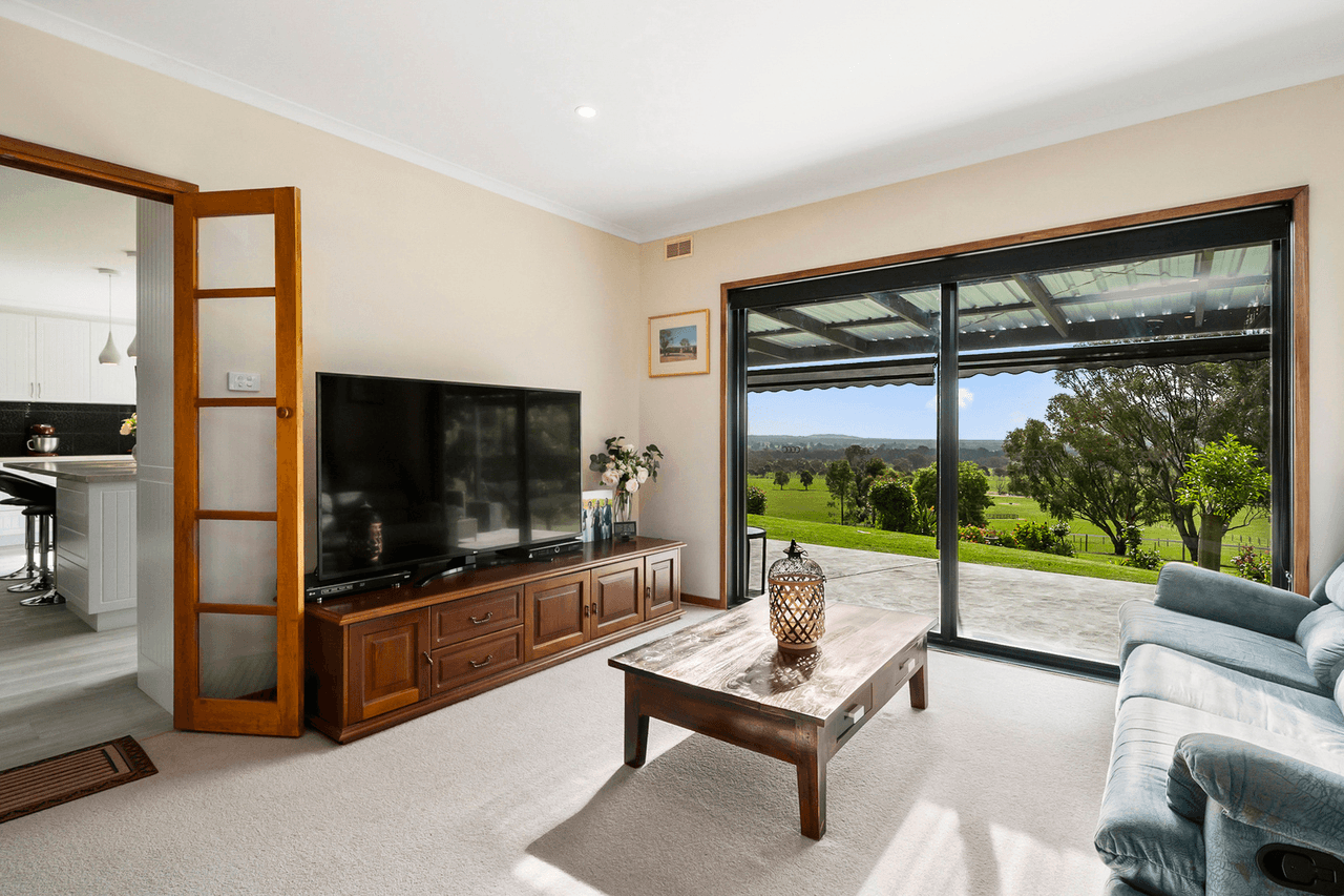 108 Curries Lane, EUROA, VIC 3666