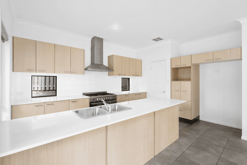 8 Cabriolet Ct, Upper Coomera, QLD 4209