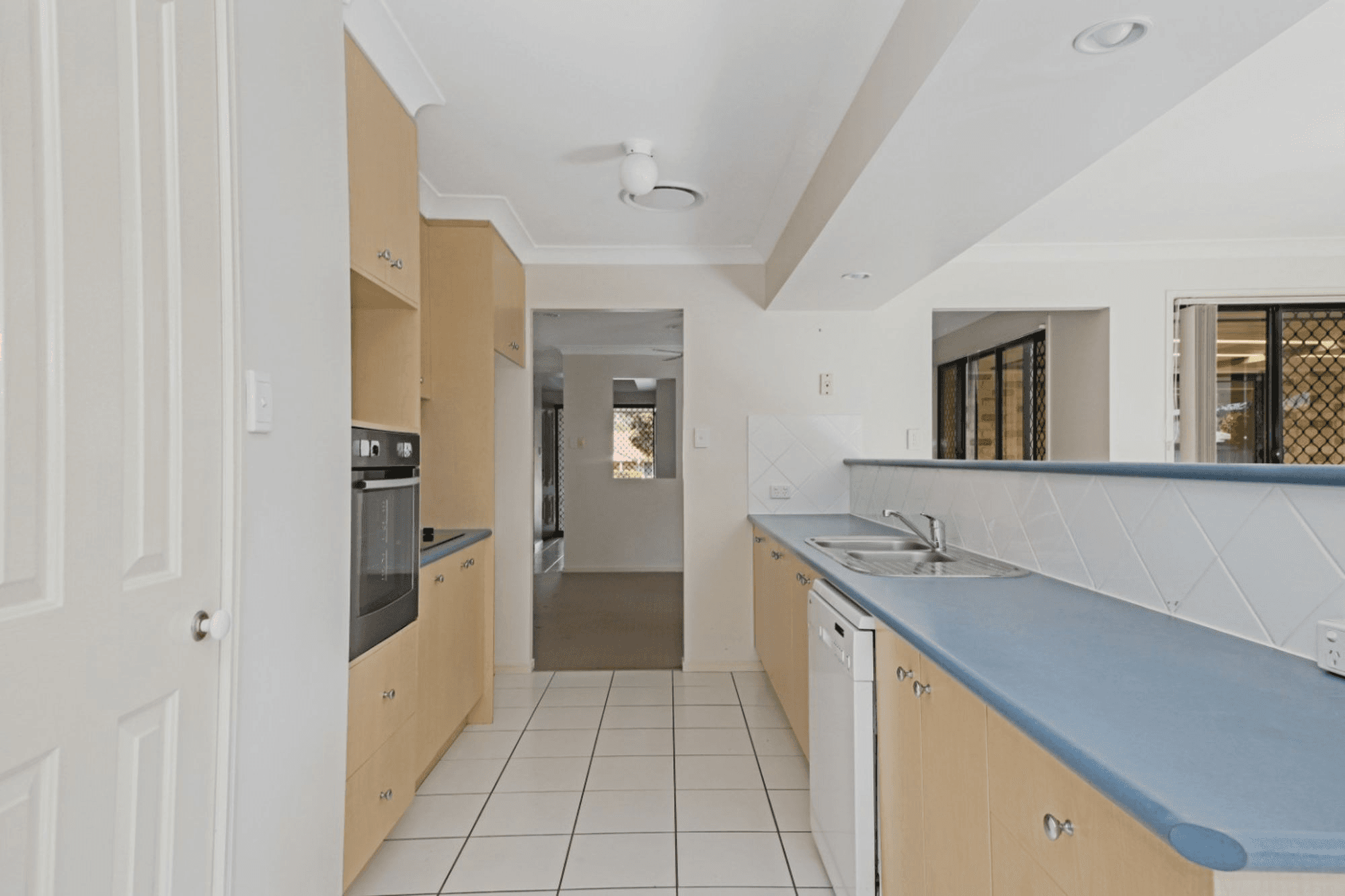 7 Savill Close, FOREST LAKE, QLD 4078