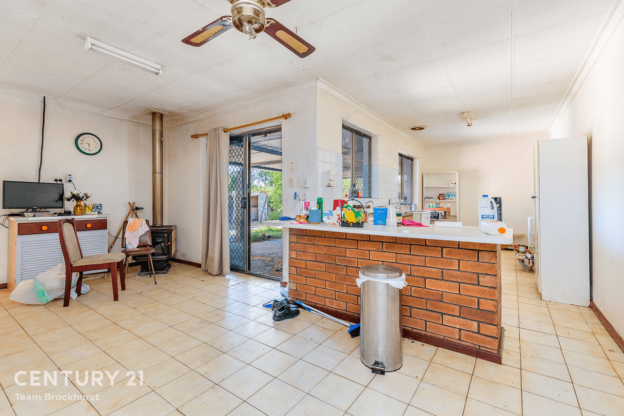 4 St Georges Avenue, Champion Lakes, WA 6111