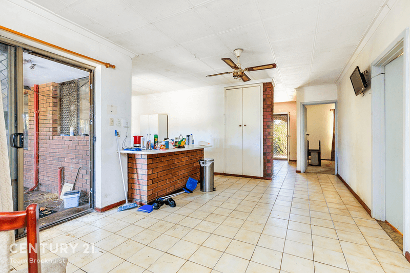 4 St Georges Avenue, Champion Lakes, WA 6111