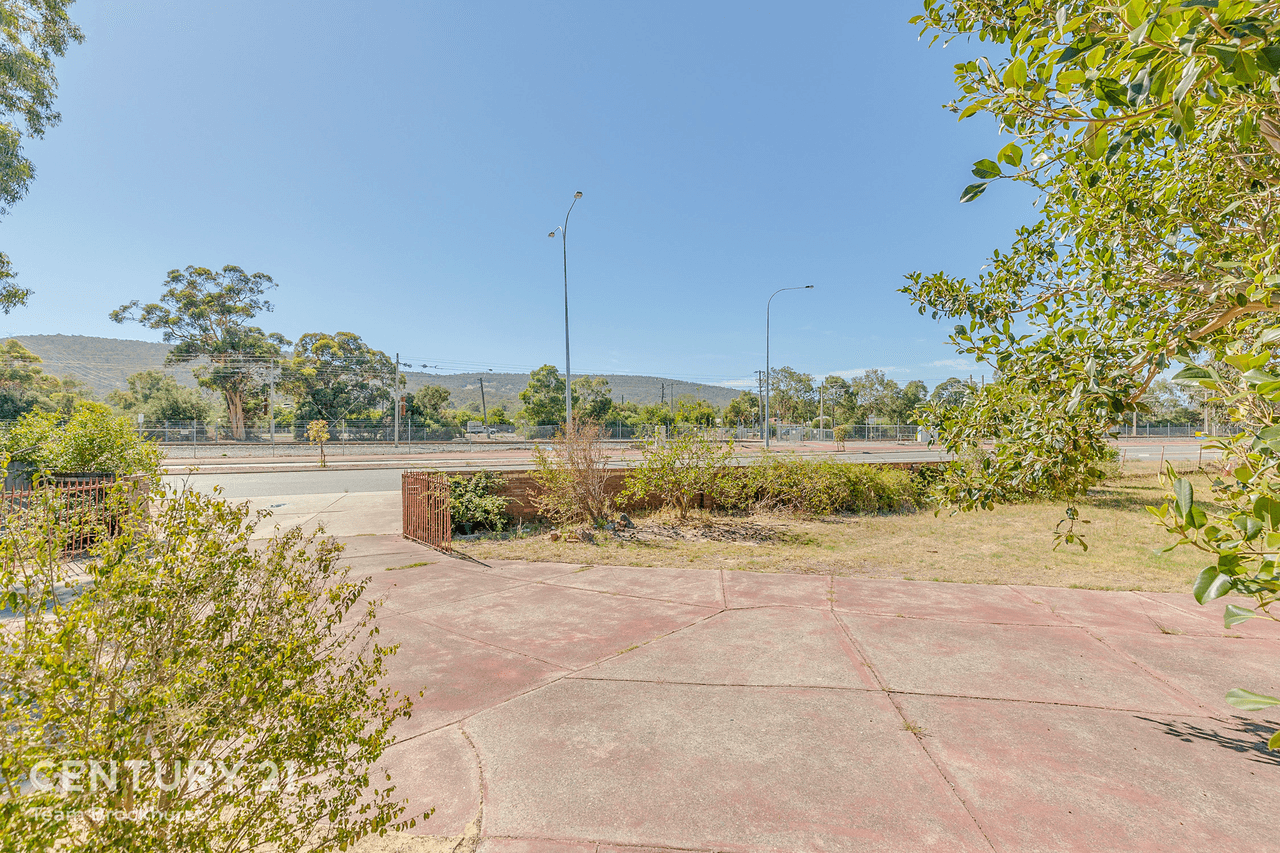 4 St Georges Avenue, Champion Lakes, WA 6111